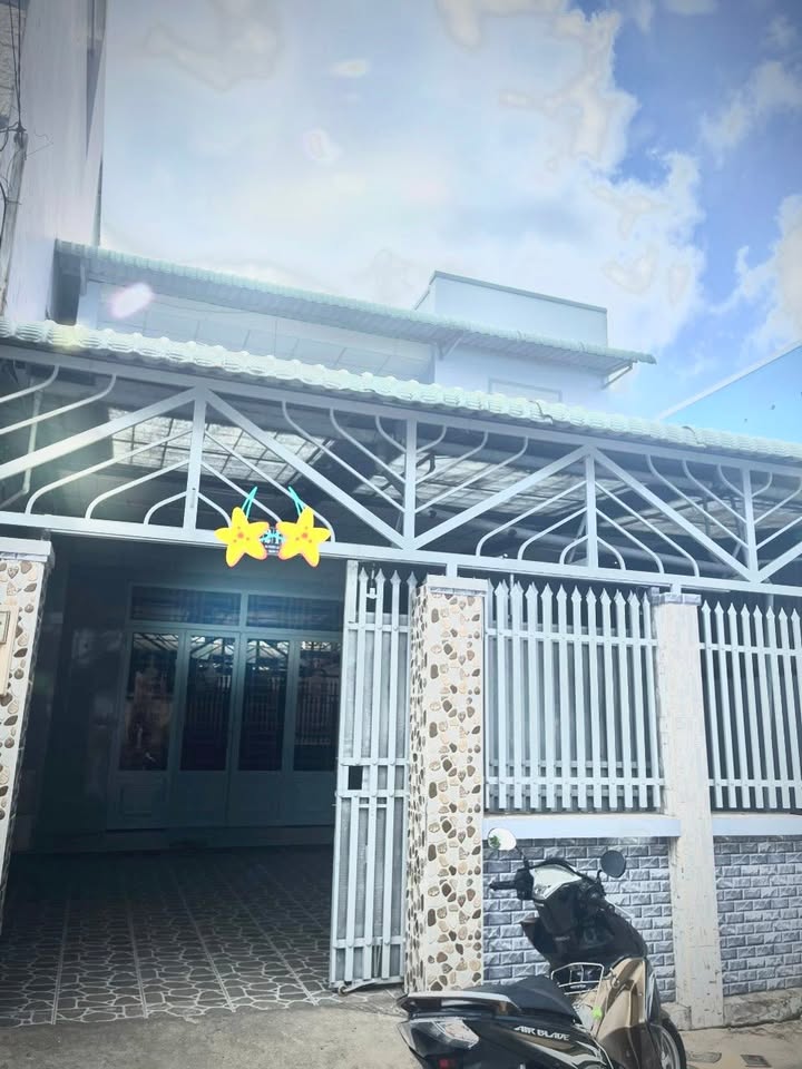 Nhà nguyên căn Long Trường, Thủ Đức 10 triệu/tháng - Sẵn sàng ở ngay!