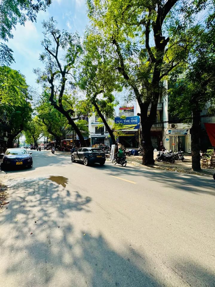 Nhà mặt phố Đê La Thành, Ba Đình 70m² giá 25.2 tỷ - Vị trí đắc địa!