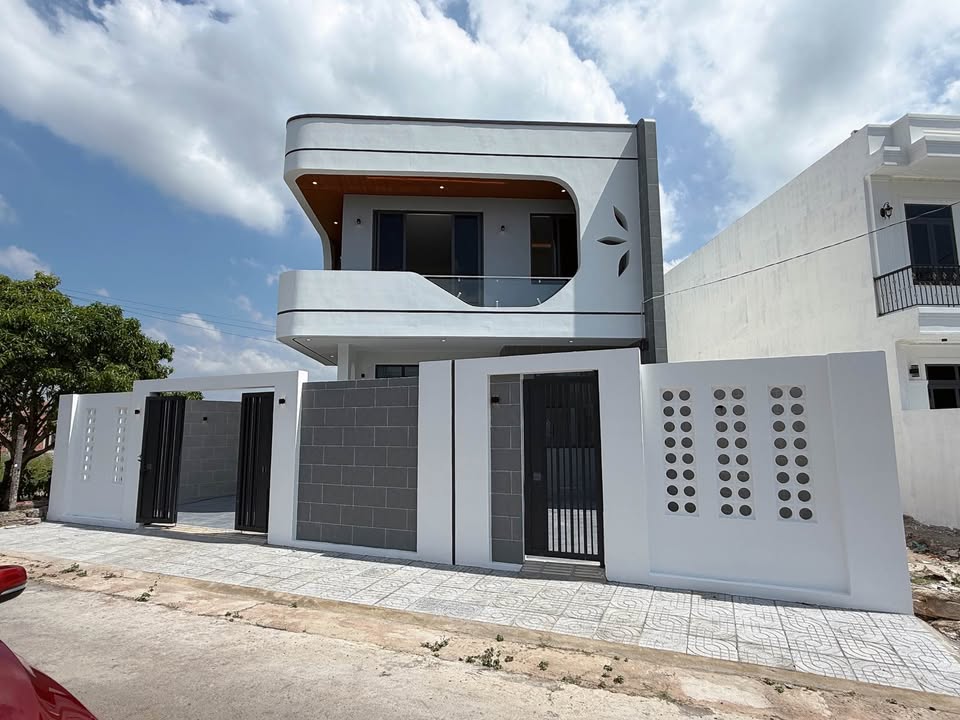 Bán Nhà Mặt Tiền Trung Tâm Long Điền, 150m², 3PN, Giá 3.25 Tỷ