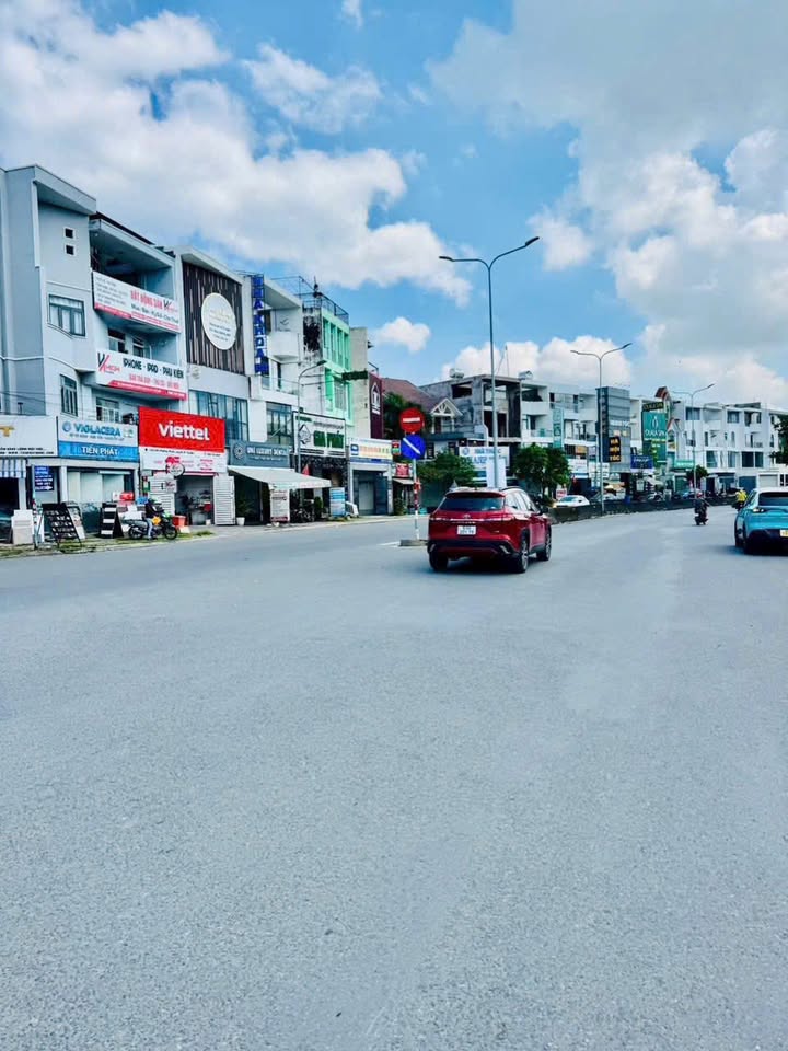 Nhà Phố Mặt Tiền Liên Phường, Thủ Đức - 4 Tầng Kinh Doanh CHDV 12 Phòng, Dòng Tiền 450 Triệu/Năm