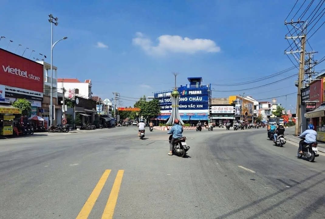 Nhà Phố Bến Lức Long An 188m² giá 9 tỷ - Mặt tiền kinh doanh đắc địa!