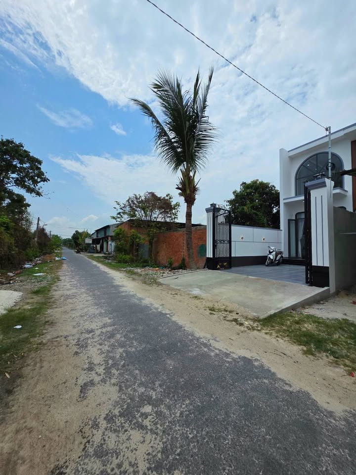 Nhà phố Tây Ninh 1.86 tỷ - Mặt tiền kinh doanh, sổ đỏ sẵn sàng!