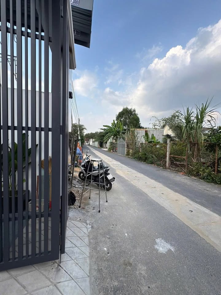 Nhà Trệt Lầu Tân Uyên 95m² Sổ Hồng Riêng, Tặng Nội Thất Cao Cấp