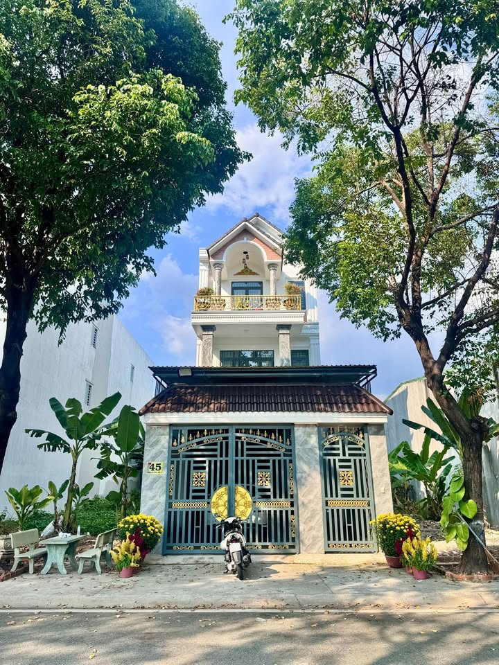 Nhà Chính Chủ Sát Trường Mẫu Giáo Phú Tân, Bình Dương - 187m², 3 Tầng, Full Nội Thất Gỗ Gõ Đỏ