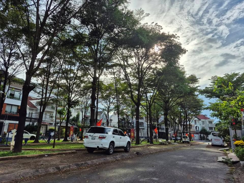 Nhà 4 Tầng Bình Hưng Bình Chánh 136m² - View Công Viên, Sẵn Sàng Đón Gia Đình