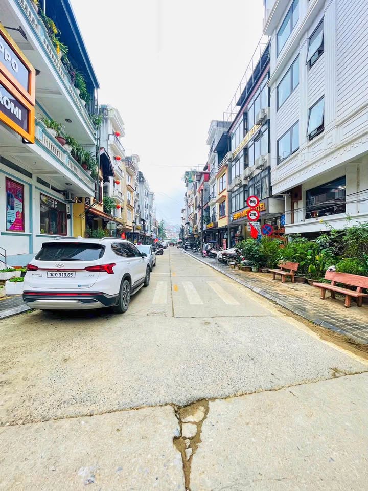 Nhà Trung Tâm Sa Pa - Sổ Đỏ Sẵn, Cách Hồ 100m - 11.1 Tỷ