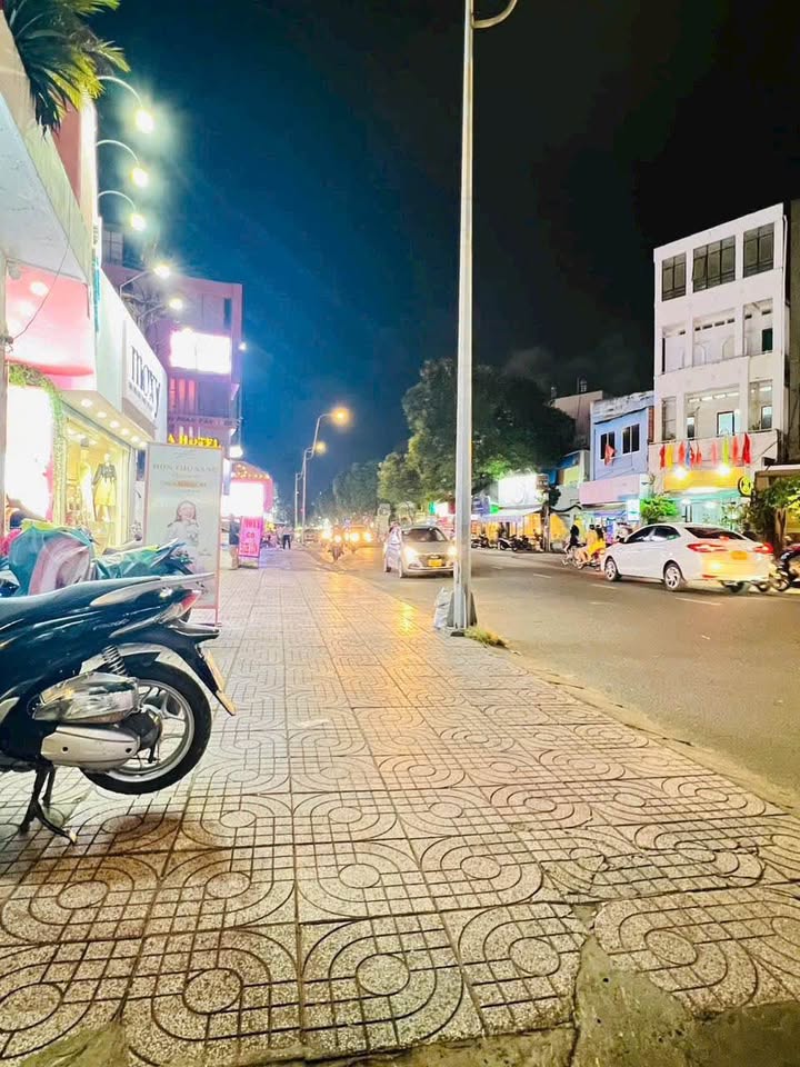 Nhà phố Mặt tiền Lê Văn Sỹ, Phú Nhuận 97m² - Mặt tiền kinh doanh đắc địa!