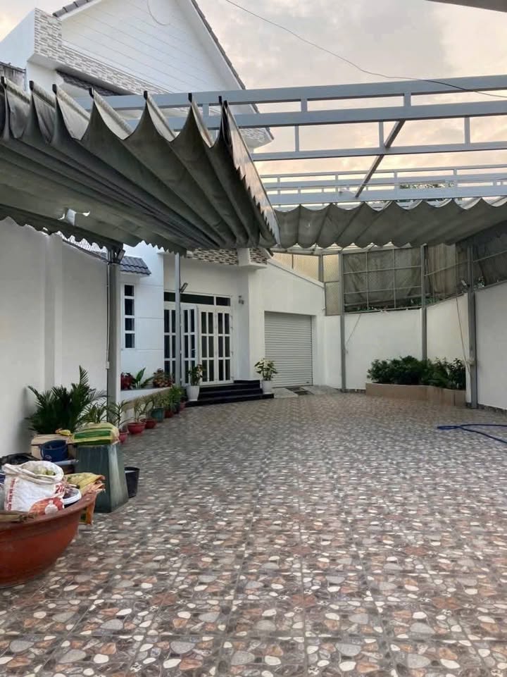 Biệt thự Tân Hiệp, Hóc Môn 400m² giá 15 triệu - Đường lớn sầm uất!