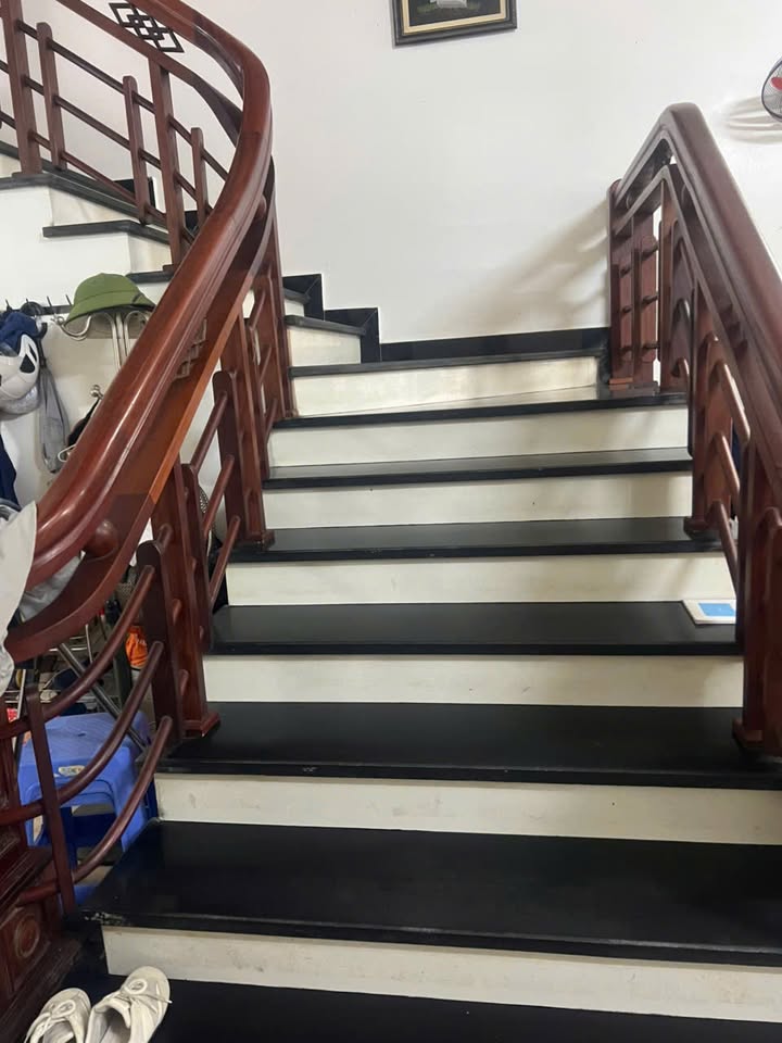 Nhà 3 Tầng Nguyễn Công Trứ 99m² - Chính chủ bán, sổ hồng sẵn!