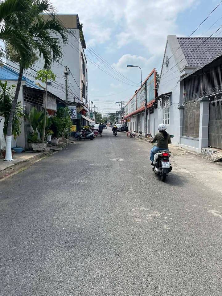 Nhà riêng Long Khánh 220m² - Ô tô vào tận nhà, sẵn sàng ở ngay!