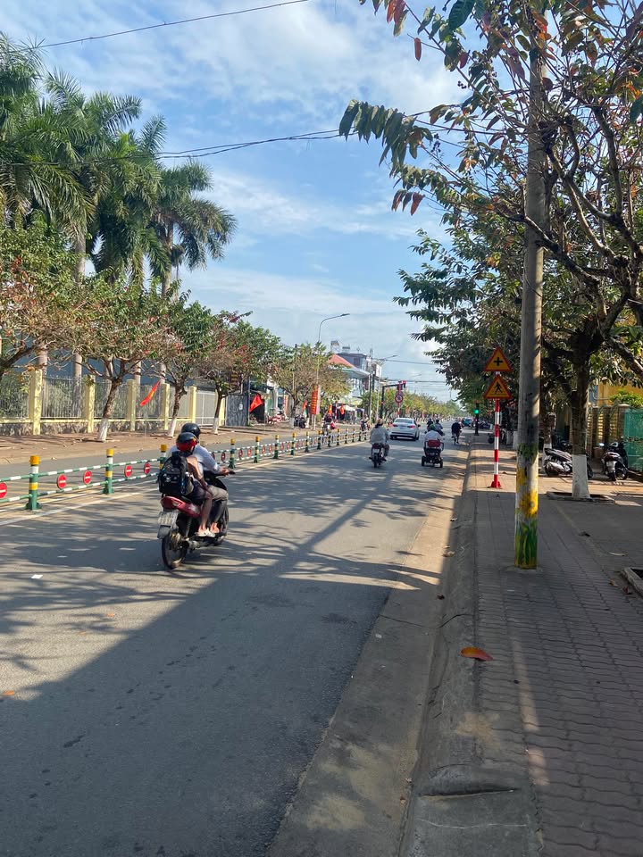 Đất nền 162.1m² Nguyễn Thị Minh Khai, Long Khánh - Sổ hồng sẵn, giá 15.5 tỷ