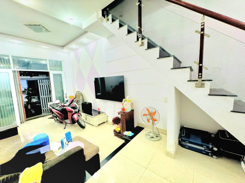 Nhà Đẹp 52m² Nở Hậu 3 Tầng, Phạm Hùng Q.8 - Sẵn Sàng Vào Ở Ngay!