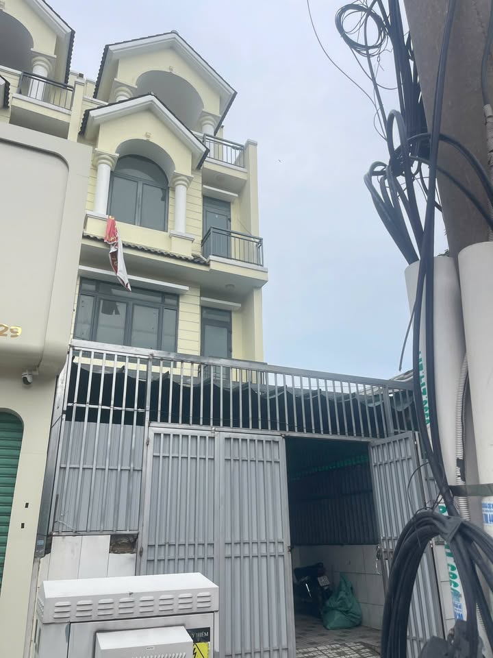 Nhà phố Mặt tiền DT 743 Dĩ An 90m² - Mặt tiền kinh doanh đắc địa!