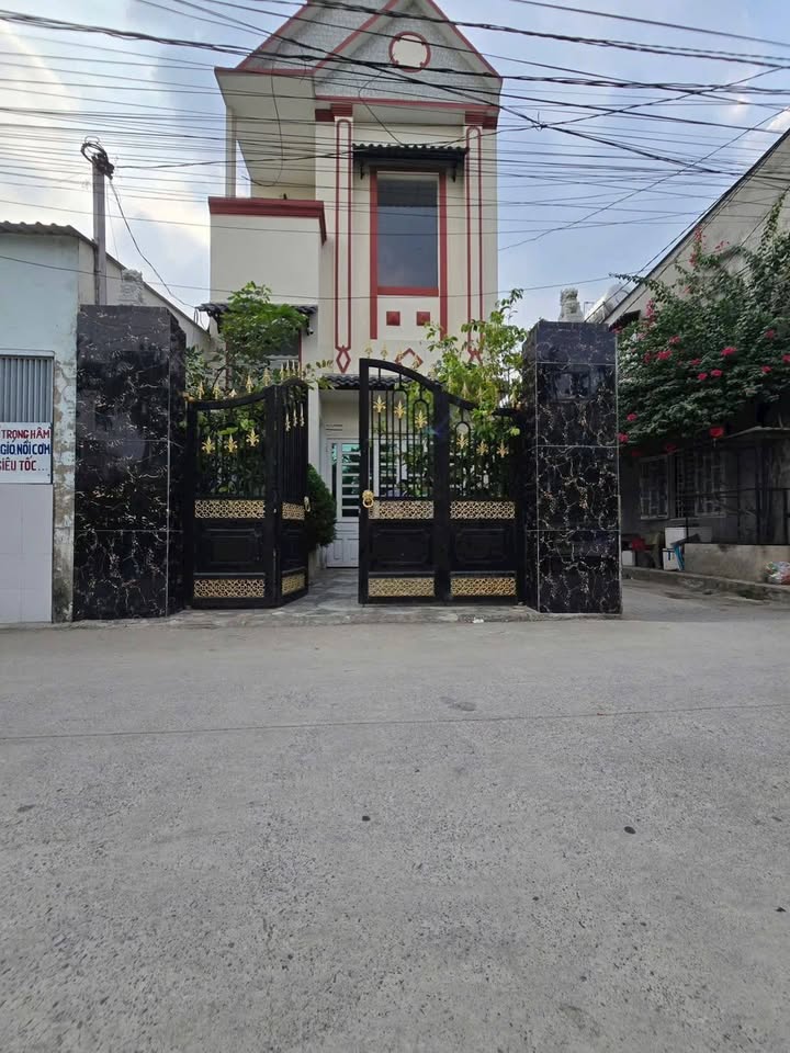 Bán Gấp Nhà 100m² Sát Hóc Môn, Sổ Hồng Hoàn Công - 2.45 Tỷ