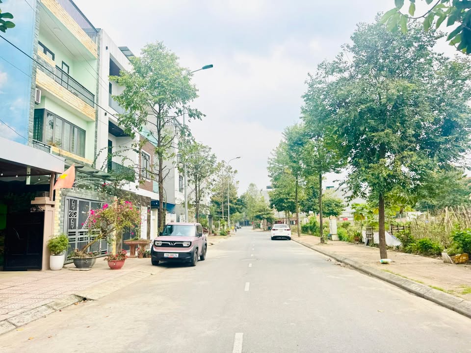 Đất Vàng 77m² Mặt Tiền 5m Đường Cà Phê Đu Đưa, Vĩnh Yên - Giá 5 Tỷ