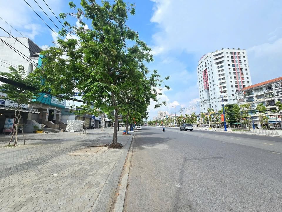 Bán Gấp Mặt Tiền Lương Định Của, P. An Phú, TP. Thủ Đức - 200m², Hầm Trệt Lầu Áp Mái