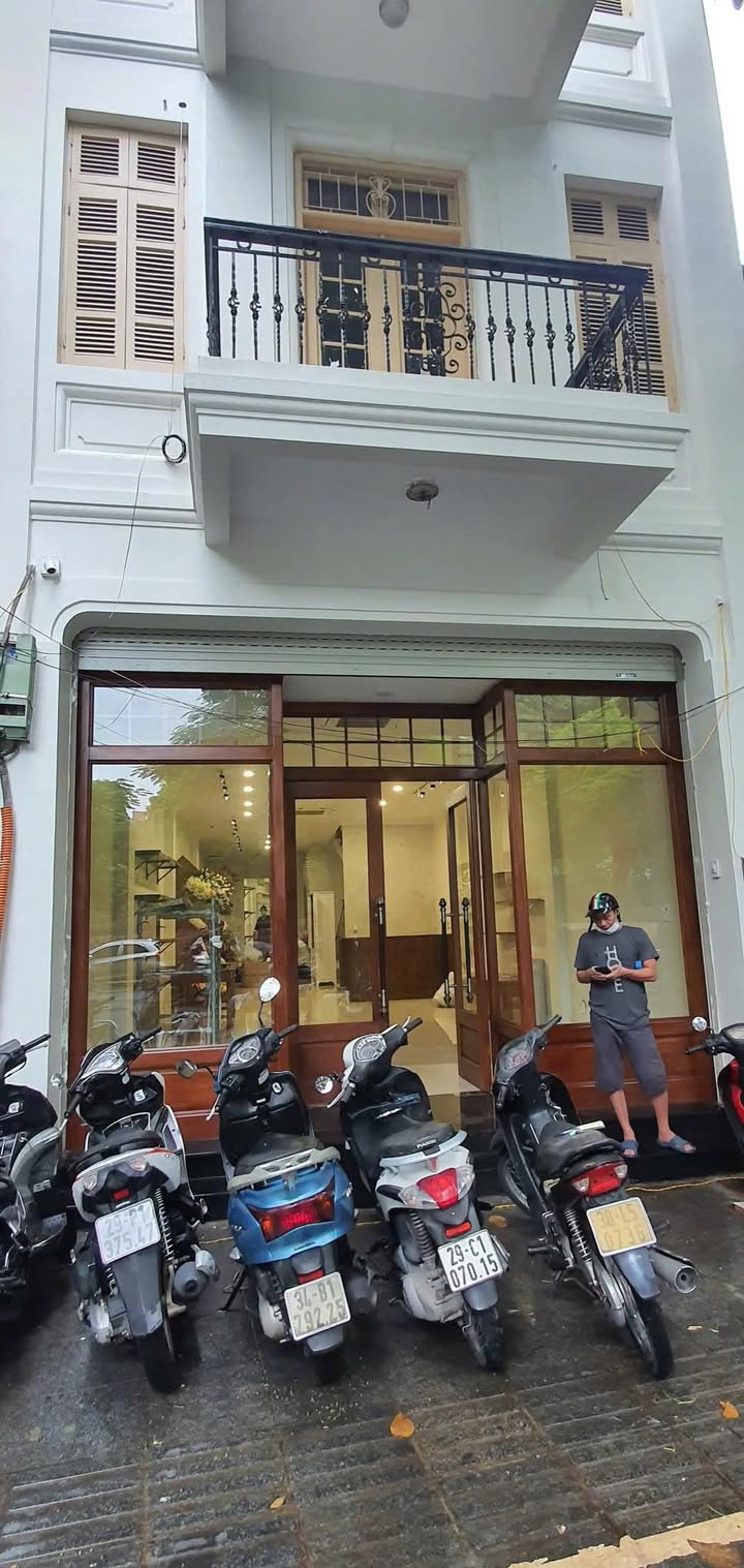 Cho thuê 3 tầng mặt phố Văn Miếu, Đống Đa - 130m²/tầng - Kinh doanh lý tưởng