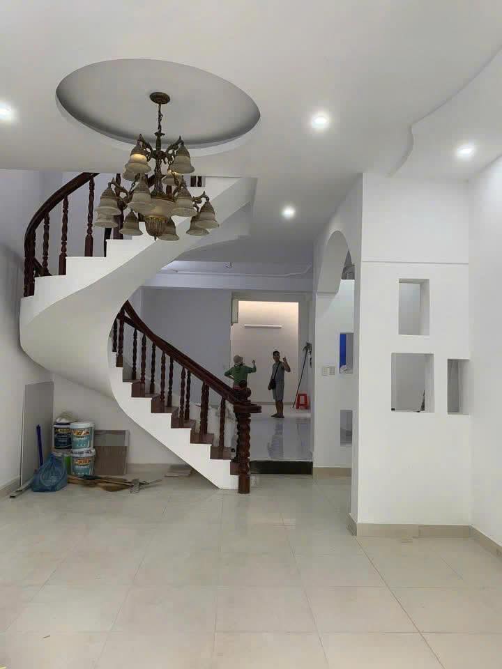 Nhà MTKD Sầm Uất Gần Chợ Tân Hương, Tân Phú - 95m²