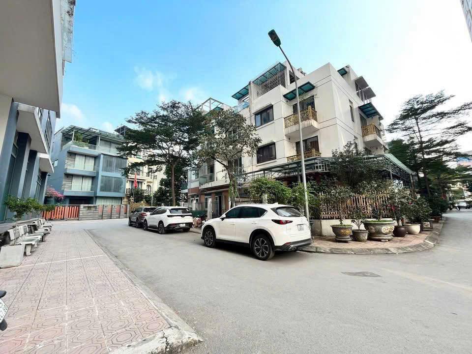 Nhà liền kề Ngoại Giao Đoàn 100m² 33 tỷ - Vị trí đắc địa!