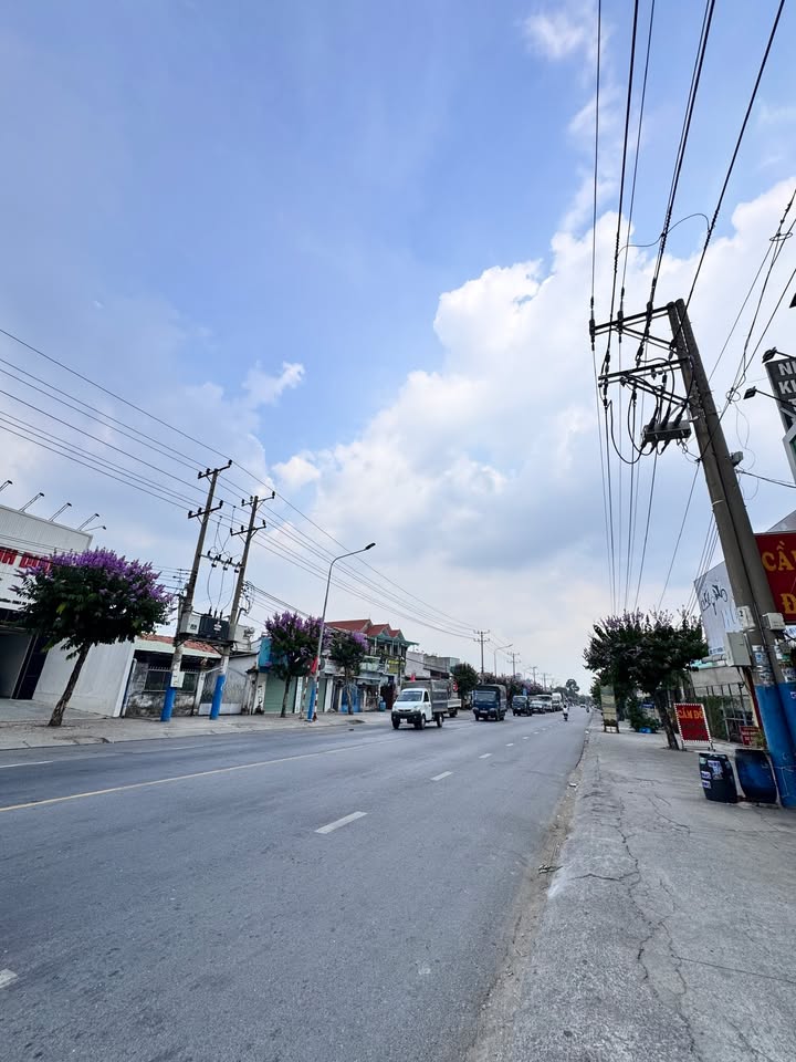 Nhà Mặt Tiền DT743a Dĩ An 100m² - Kinh Doanh Sầm Uất, Giá 5.5 Tỷ