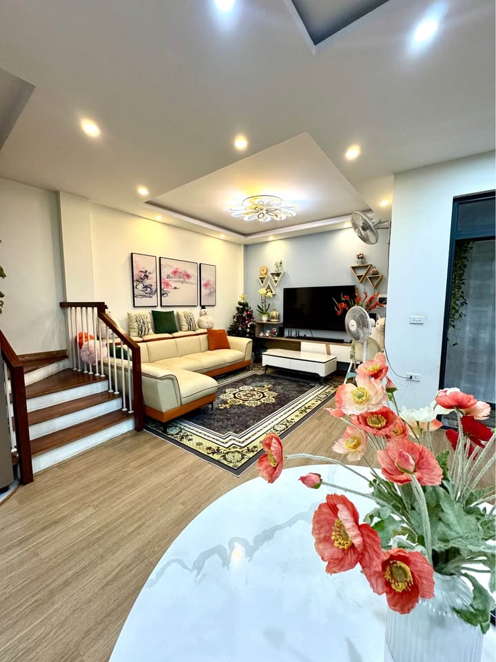 Nhà Riêng Nguyễn Văn Cừ 56m² - Ô tô Đỗ Cửa, Long Biên