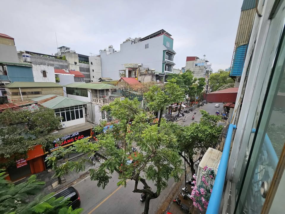 Nhà riêng mặt phố Lê Văn Hưu 30m² - Vị trí đẹp, sẵn sàng kinh doanh!