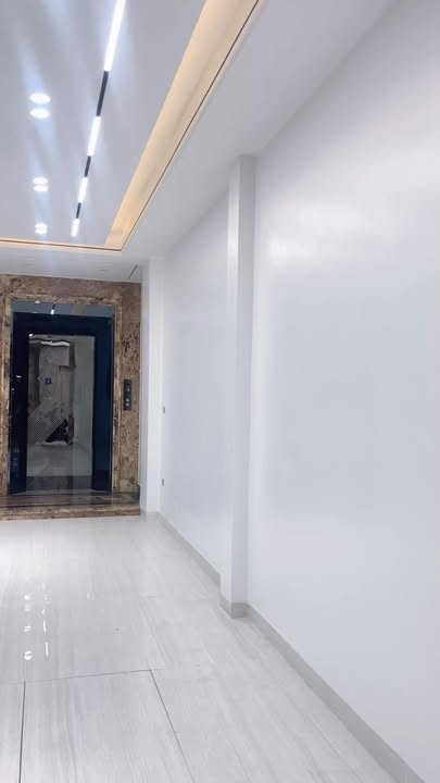 Nhà Phố Trạm Long Biên 55m² - Gara ô tô, thang máy, ở ngay!