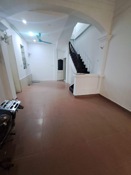 Nhà Riêng Hoàng Quốc Việt, Cầu Giấy - 35m² x 4 Tầng, Ô Tô Đậu Cửa - Giá 15 Triệu