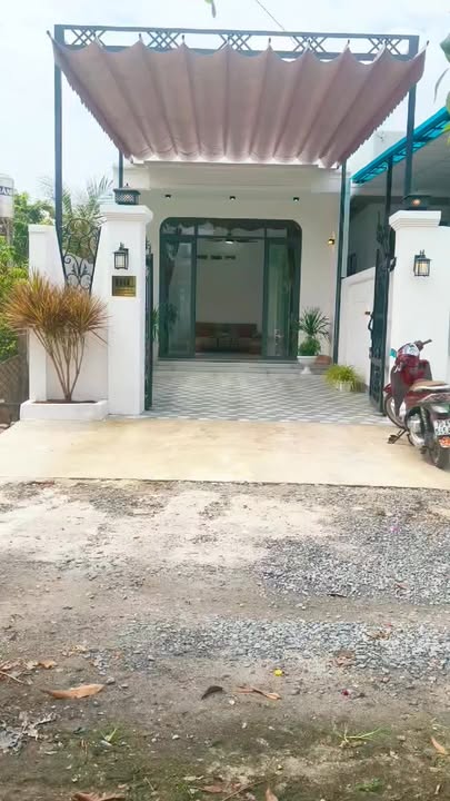 Nhà Tân Cổ Điển 100m² Hướng Đông Bắc, 3PN, 1.68 Tỷ - Hòa Thành, Tây Ninh