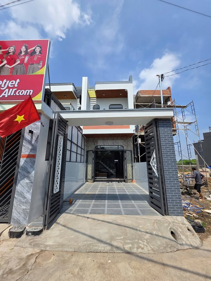 Nhà 2 Tầng 85.5m² Tân Uyên - Sân 7 Chỗ, Gần Ngã Tư Miếu Ông Cù