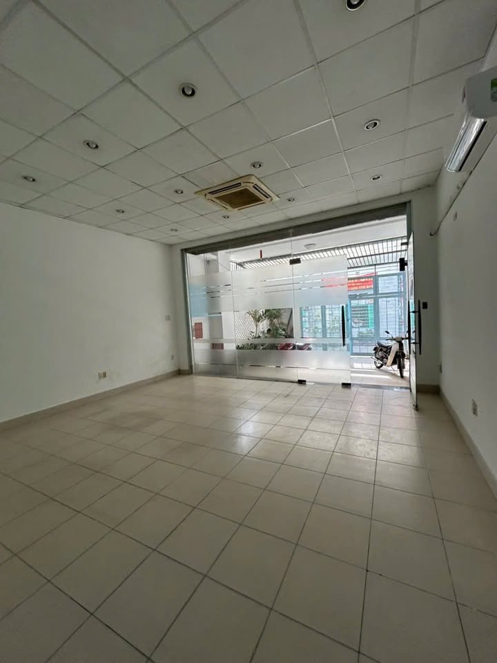 Cho thuê Tòa nhà Văn phòng Mặt tiền CMT8, Quận 3 - 132m², 55 Triệu