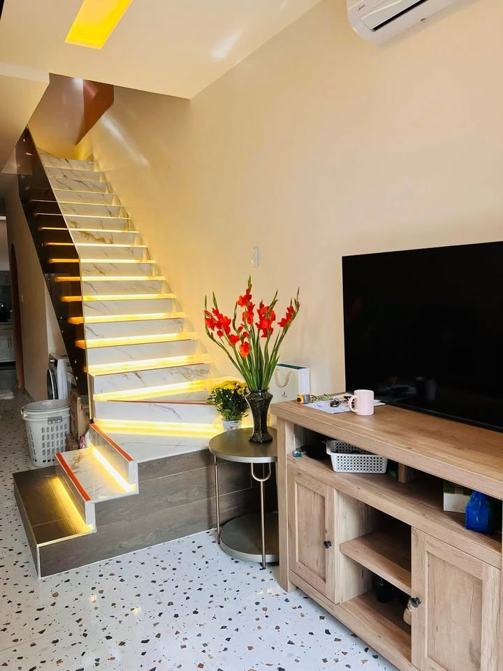 Nhà Mặt Tiền Nguyễn Văn Thoại, 83m² - 2 bước ra Biển Mỹ Khê, Đà Nẵng