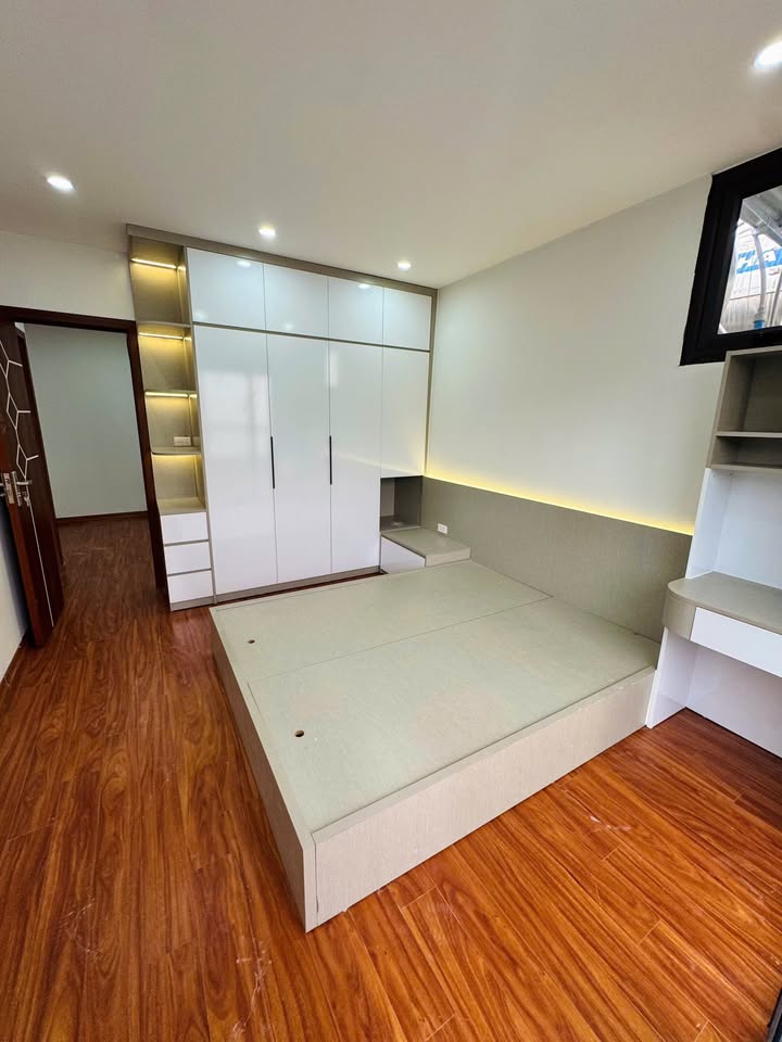 Bán Gấp Căn Tập Thể Bùi Ngọc Dương, Hai Bà Trưng - 120m² Lô Góc, 3PN View Đẹp