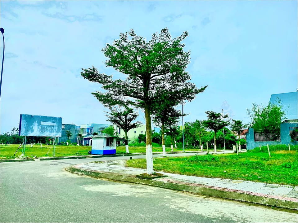 Bán Gấp Cặp Lô Góc Lê Thánh Tôn, Quảng Ngãi - 180m² Giá 3.4 Tỷ