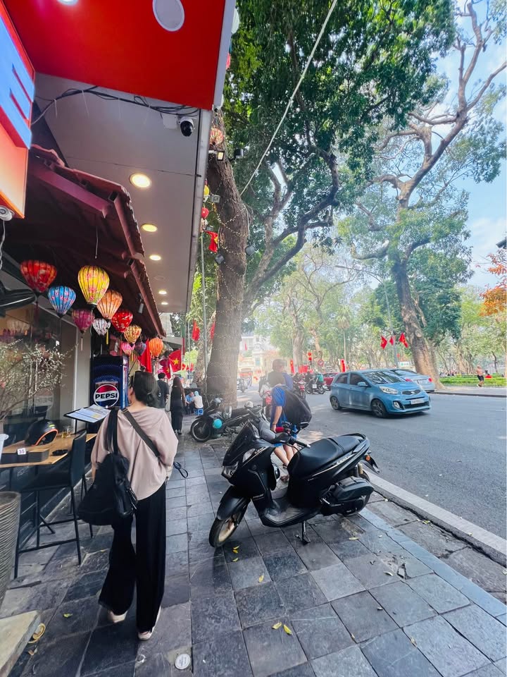 Cho thuê MBKD Mặt tiền 5m, view Hồ Gươm, Hàng Khay - 30m²