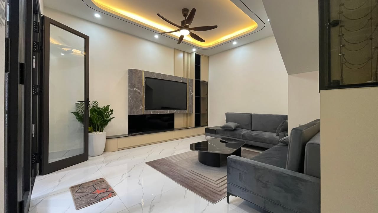 Nhà riêng Gia Thụy 60m² 4PN - Sẵn sàng ở ngay, thang máy hiện đại!