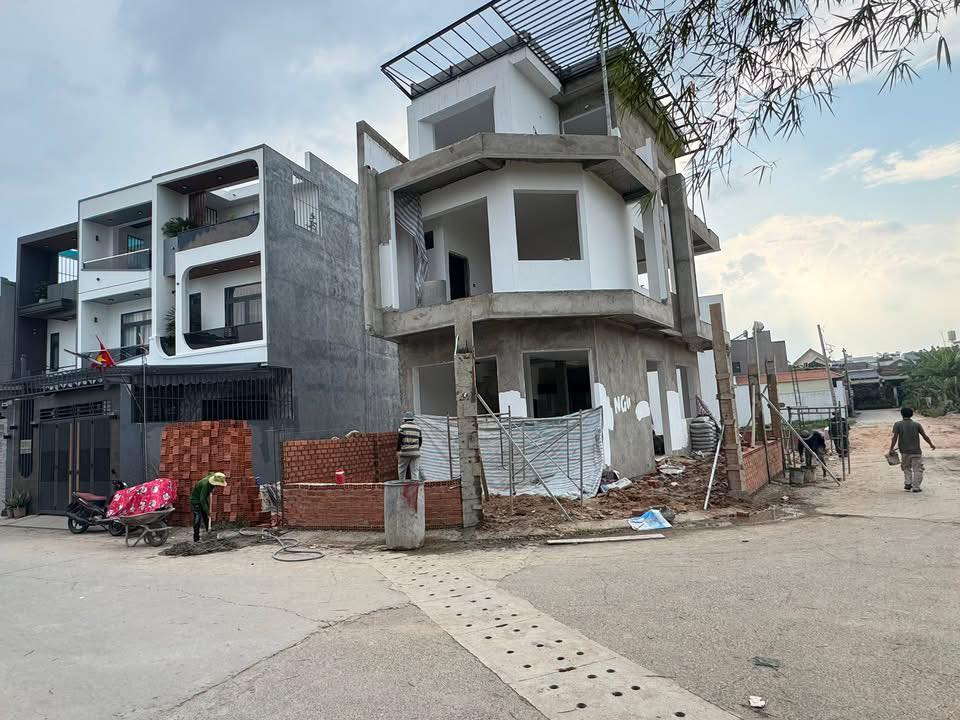 Townhouse Góc 3 Mặt Tiền Phú Hòa, TDM - 210m², 3PN, Full Nội Thất, Giá 17 Triệu/Tháng