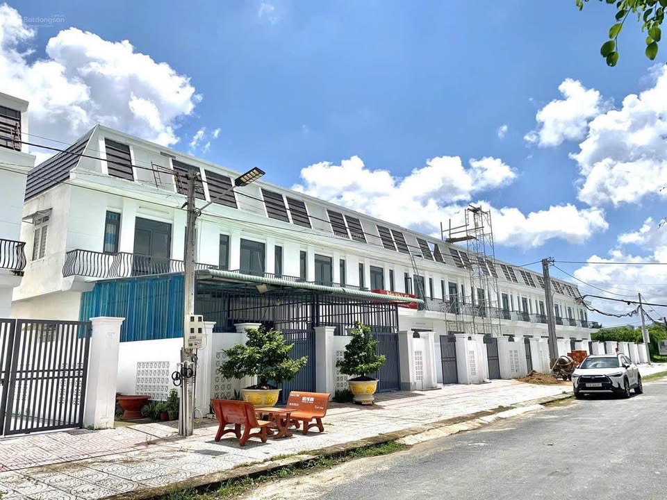 Nhà 2 Tầng 125m² Xã Thanh Đức, Vĩnh Long - Sổ Đỏ Thổ Cư, Giá 2.75 Tỷ