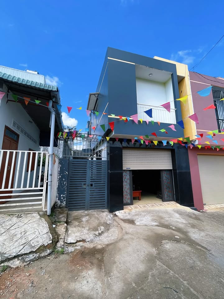 Nhà Sân Vườn Trung Tâm Pleiku - 1.7 Tỷ, 100m², Hẻm Oto