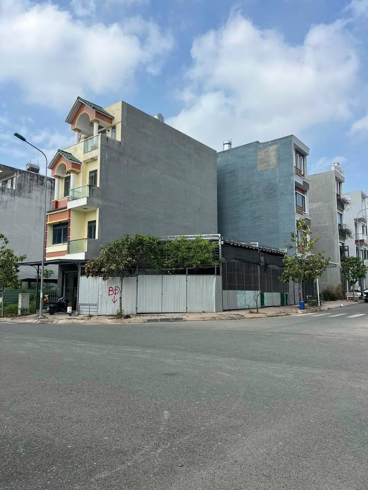 Mặt Tiền Kinh Doanh Dĩ An - Lô Góc 100m² DT743 - Giá 8 Triệu/Tháng