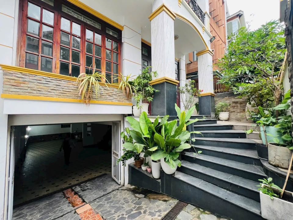 Cho thuê Biệt thự VIP mặt tiền Đường Hoa, Phú Nhuận - 144m², 5 tầng