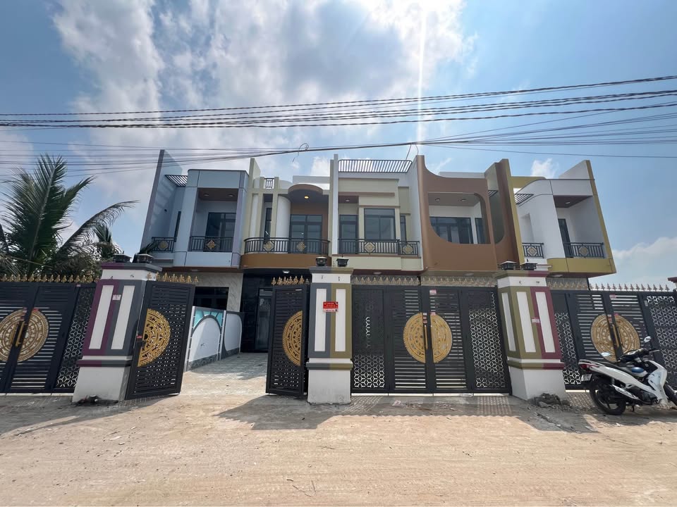 Nhà Phố Mặt Tiền Cần Giuộc 108m² Sổ Hồng Riêng - Giá 2.5 Tỷ