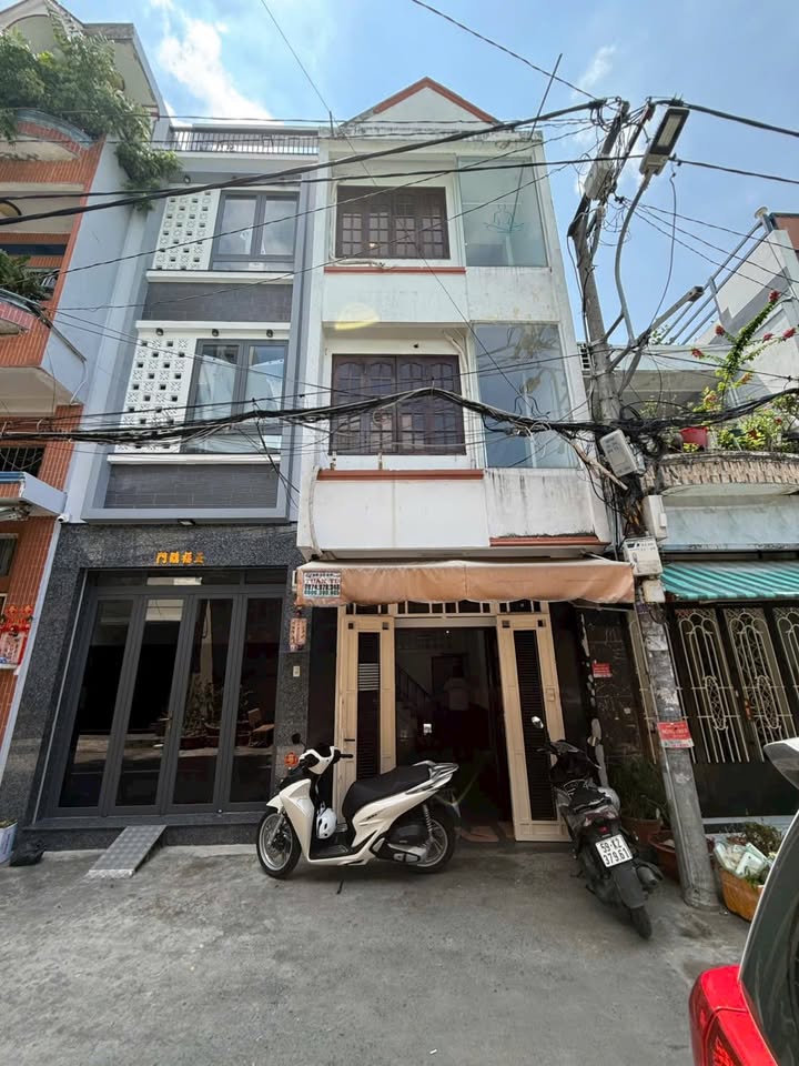 Nhà 28.8m² Lạc Long Quân, Q11 - 3 Lầu, Hẻm Xe Tải 7m, Giá 6.8 Tỷ