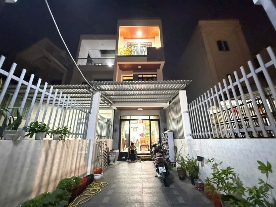 Nhà 3 Tầng P. Chánh Nghĩa, TDM - 4PN, Sân Oto 7 Chỗ, Giá 15 Triệu