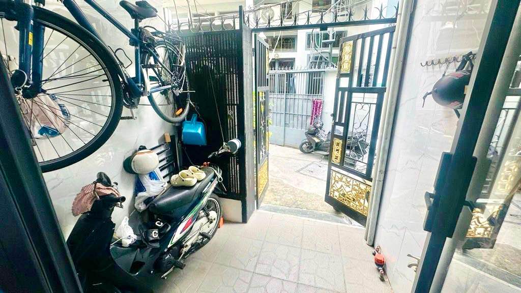 Nhà Hoàng Hoa Thám 26m² 2 tầng - Chính chủ bán, giá tốt hiếm có!