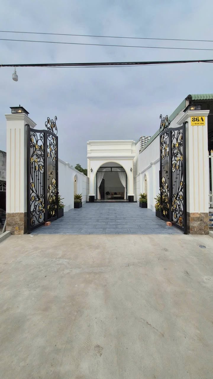 Nhà Đẹp 193m² Hướng Đông - Sân Vườn Mini, Ô Tô Tận Cửa - Hòa Thành, Tây Ninh