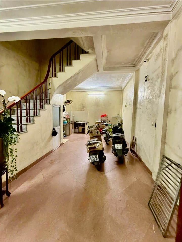 Bán nhà Giải Phóng 5 tầng, ô tô vào nhà, 37m², 13.5 tỷ