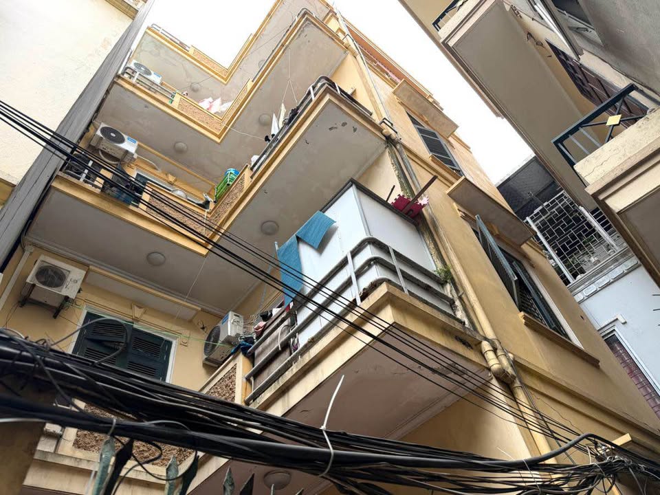 Nhà Lô Góc Hoàng Quốc Việt, Cầu Giấy - 65m², 5 Tầng, 19 Tỷ