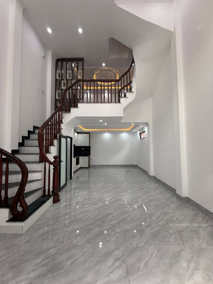 Nhà 5 Tầng Ngũ Hiệp, Thanh Trì 40m² - Ô tô lùi cửa, Sẵn Sàng Ở Ngay!