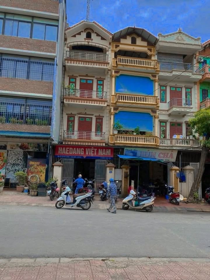 Nhà Mặt Phố Kinh Doanh Đức Giang 100m² - Vỉa Hè Rộng, Ô Tô Tránh - 29 Tỷ